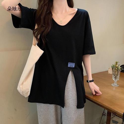 V-neck black short-sleeve t-shirt for women with side slit design, plus-size women's 2024 new summer clothing loose top for bigger sisters