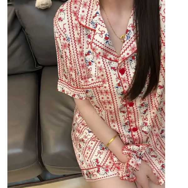 Venta al por mayor transfronteriza de tiras rojas KT pijamas de seda de hielo pantalones cortos de manga corta de verano para mujer cárdigan de dibujos animados dulce traje de servicio a domicilio fresco
