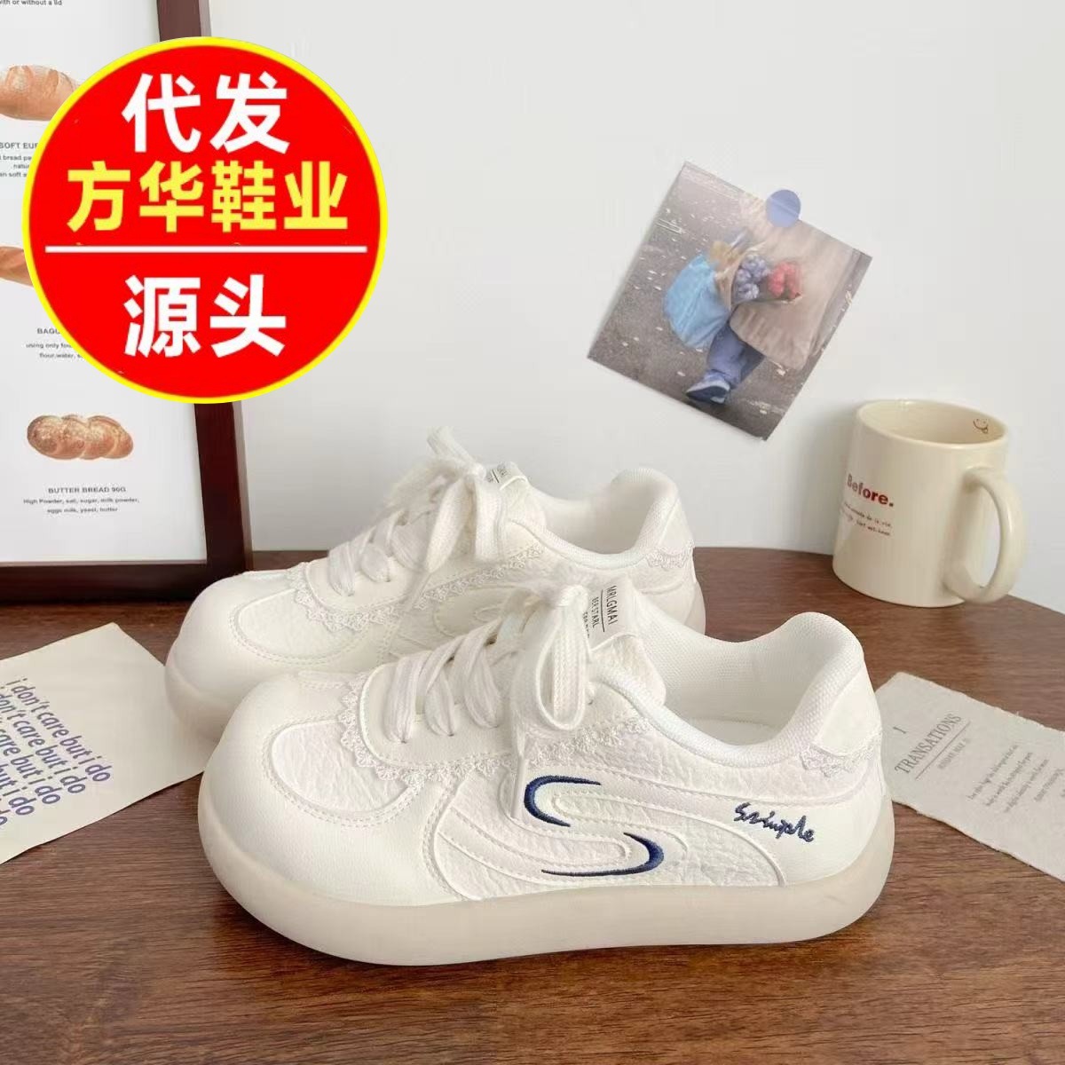 2026 primavera universitaria estilo de escuela de suela gruesa zapatos blancos pequeños zapatos de entrenamiento de mujeres dulces zapatos deportivos casuales de estudiantes