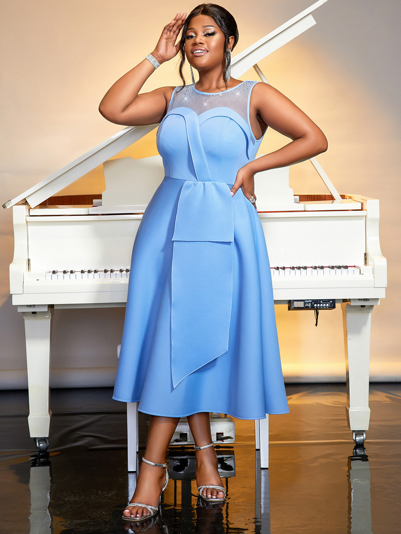 Robe de soirée trapèze sans manches avec empiècements en maille_voghion.com