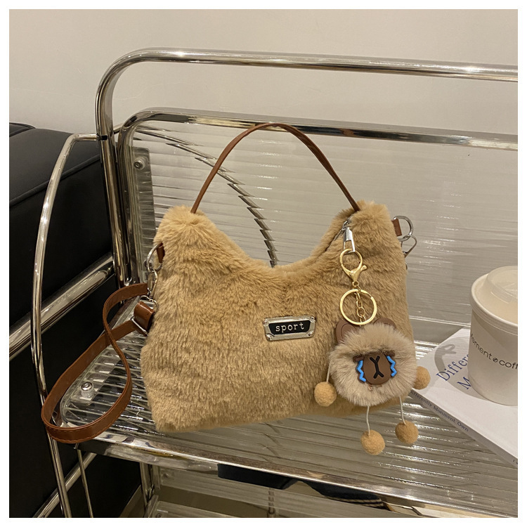 新しい秋冬のぬいぐるみはミンクの毛をまねてファッション的な洋気のペンダントの純色の大容量の斜め掛けの片肩のハンドバッグの女性の柔らかいです。|undefined