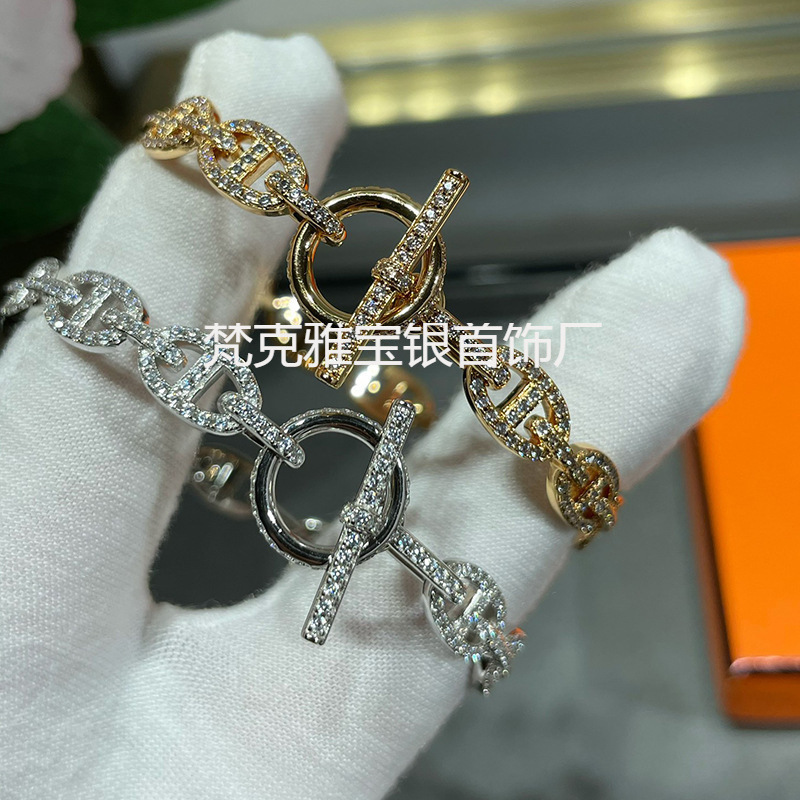 High-End Version of the Hermes-Style Hollow Pig Nose Bracelet, Versatile Fashion European and American Style, 18K Gold Plated with Diamonds H Bracelet High-End Version of the Hermes-Style Hollow Pig Nose Bracelet, Versatile Fashion European and American Style, 18K Gold Plated with Diamonds H Bracelet