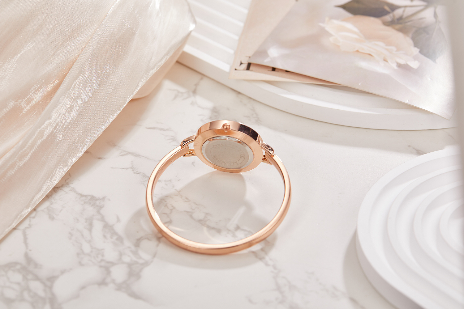 Orologio da donna elegante con bracciale traforato alla moda_voghion.com