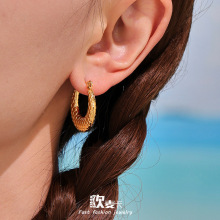 欧麦卡欧美新款鱼鳞纹圆圈耳环时尚通勤18K金不掉色钛钢耳饰批发