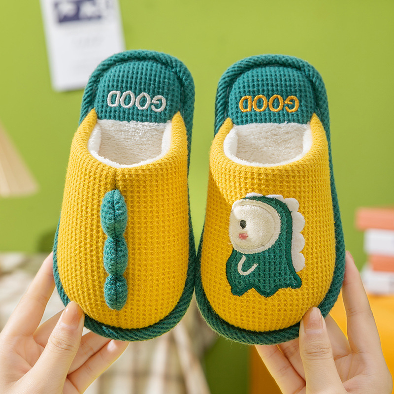 Invierno zapatillas de algodón para niños, niños y niñas, padres e hijos, bolsas de dibujos animados lindas, tacones antideslizantes para bebés en el interior, zapatillas de lana casera