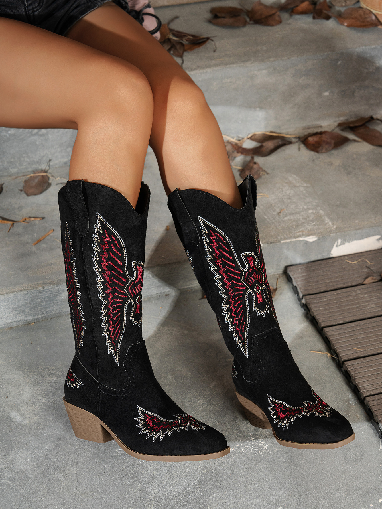 Dames cowboylaarzen van suède met borduursel en hak_voghion.com