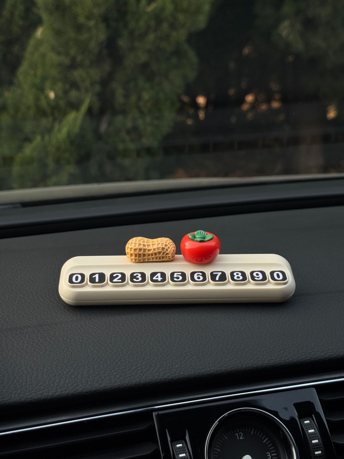 Cartoon Car Parking Sign with Temporary Parking Number for Moving the Car, High-End Car Phone Number Plate