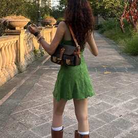 复古度假肌理感绿色吊带抹胸连衣裙小个子短裙旅游度假拍照穿搭
