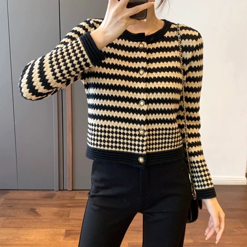 2024 весенний новый дизайн чувство ниши короткий кардиган маленький ароматный стиль тонкая цветная лоскутная свитер с круглым вырезом женская куртка прилив