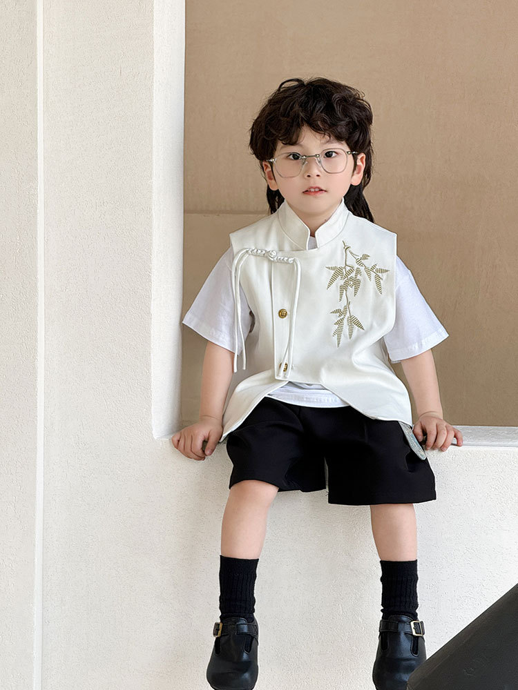 Белый жилет с вышивкой из бамбуковых листьев + шорты с синей лентой 330