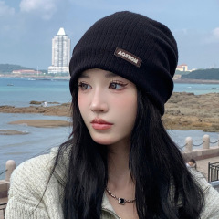 秋冬の日本式の冷たい帽子のネットの赤い文字の百合の山の帽子の厚い保温の毛糸の帽子は顔の小さいファッションのニットの帽子を現します。