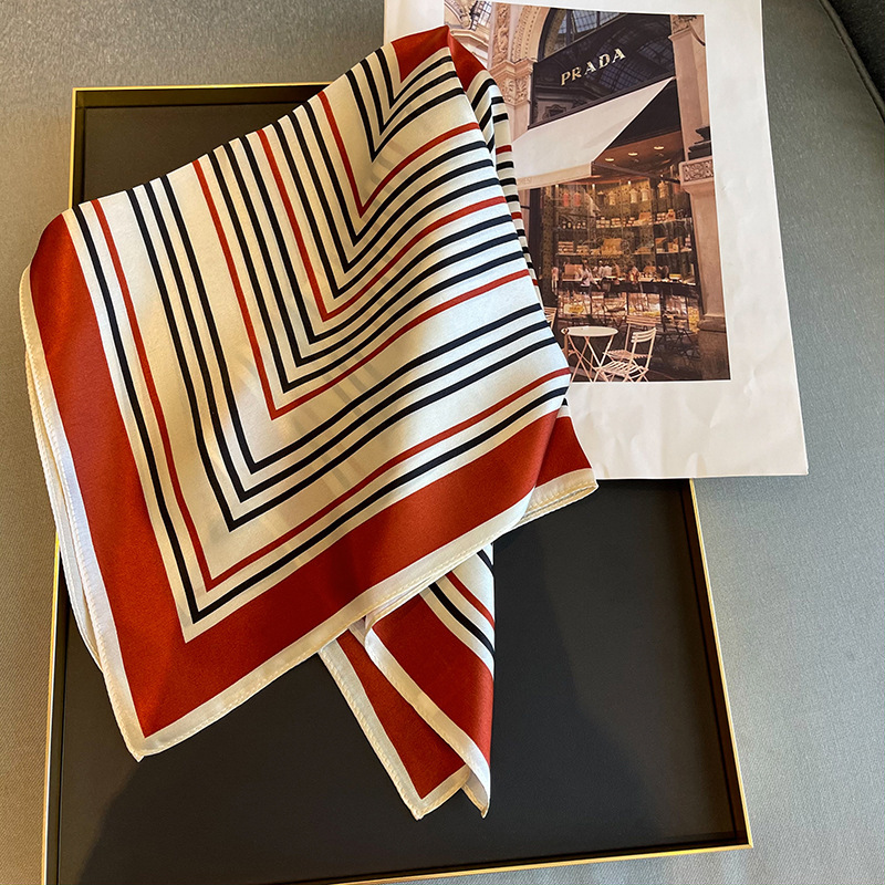 2025 primavera y otoño a rayas universales pequeñas toallas cuadradas minimalistas nórdicas delgadas con líneas de protección solar contra el color bufandas de seda para mujeres