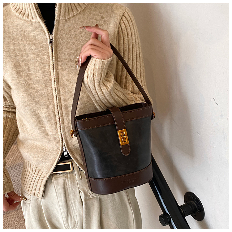 A retro color-blocking and textured hand-held bucket bag for women, a new 2024 trendy and fashionable small bag, a crossbody bag undefined
