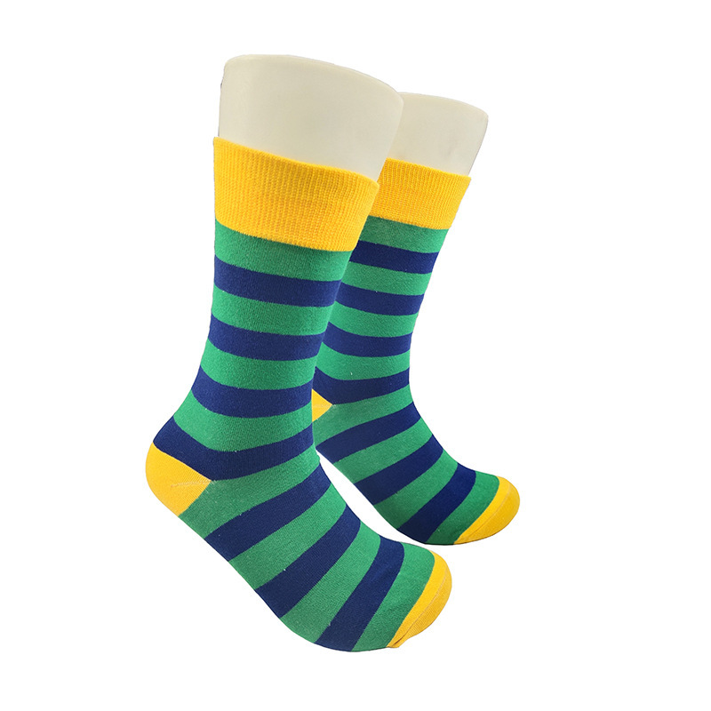 Calcetines de moda de dibujos animados de suministro de punto transfronterizo su Yu esponja bebé película hombres y mujeres calcetines de media pantorrilla