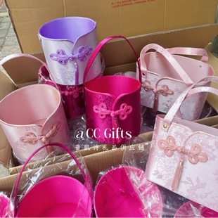In stock and fast delivery New Chinese style satin hand holding bucket flower basket cheongsam style wedding gift for bridesmaid quality gift