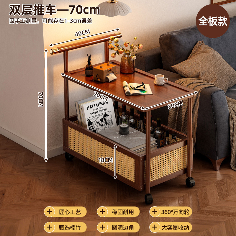 移動可能なレトロなカートソファーのそばのリビングルームの家庭用お茶のそばの棚の寝室のベッドの上の藤編みの棚|undefined