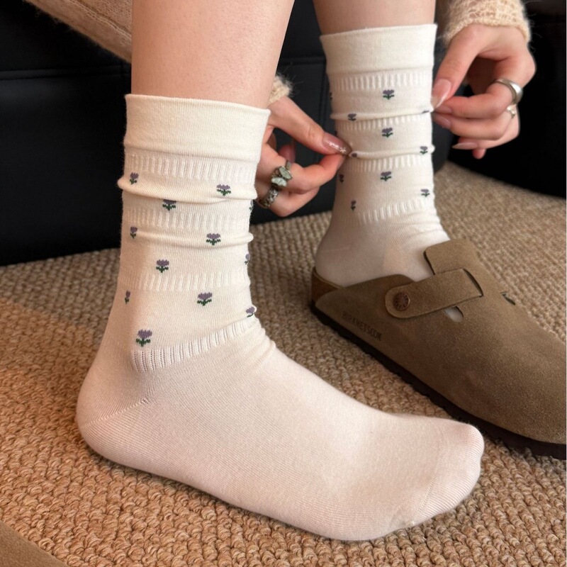 Women's mid-calf socks, autumn and winter floral vintage socks, mid-calf socks for outdoor casual wear, seamless stacked socks, black