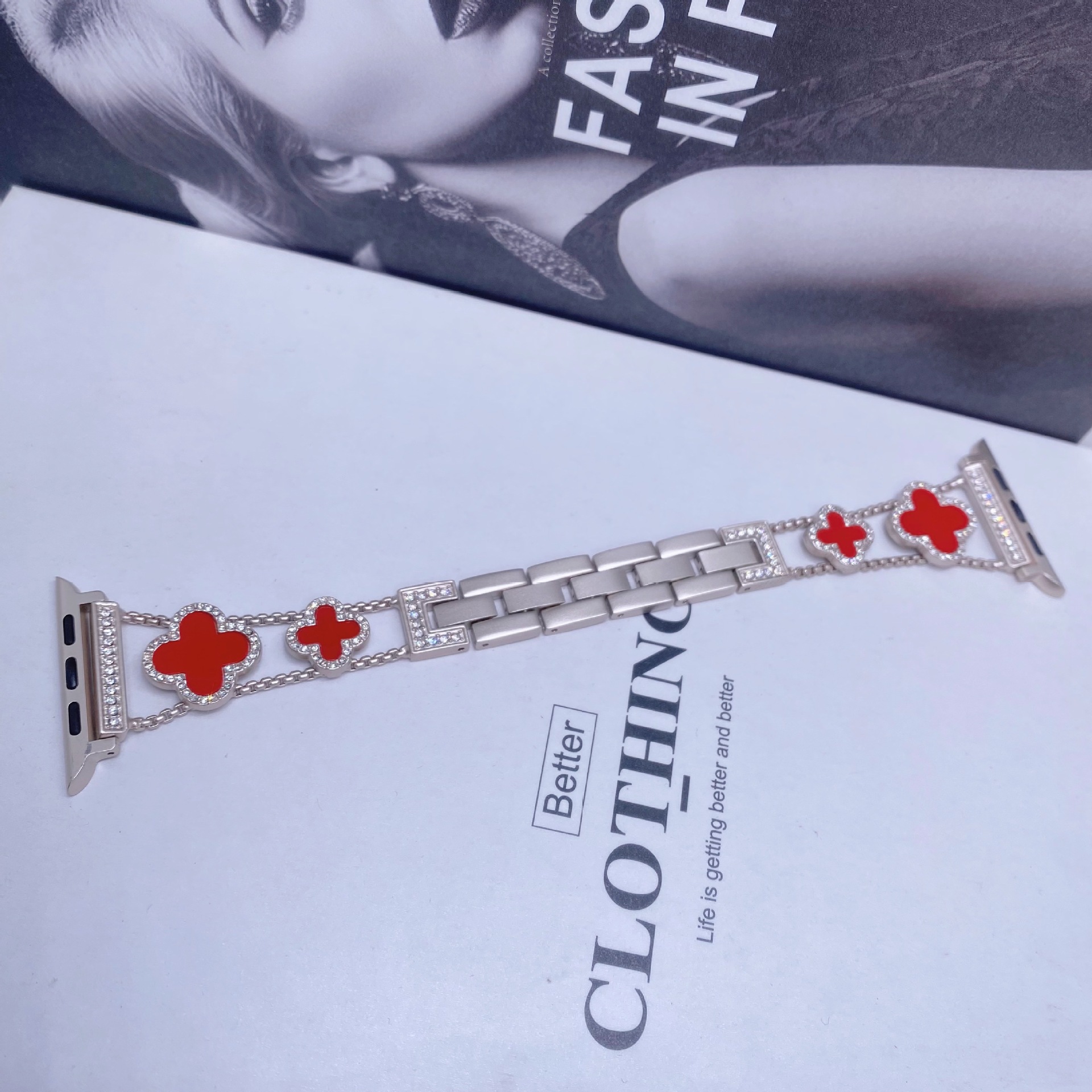 Apto para Apple Watch Apple Watch Correa de metal de trébol de cuatro hojas de diamantes de moda de SE1-10 generación