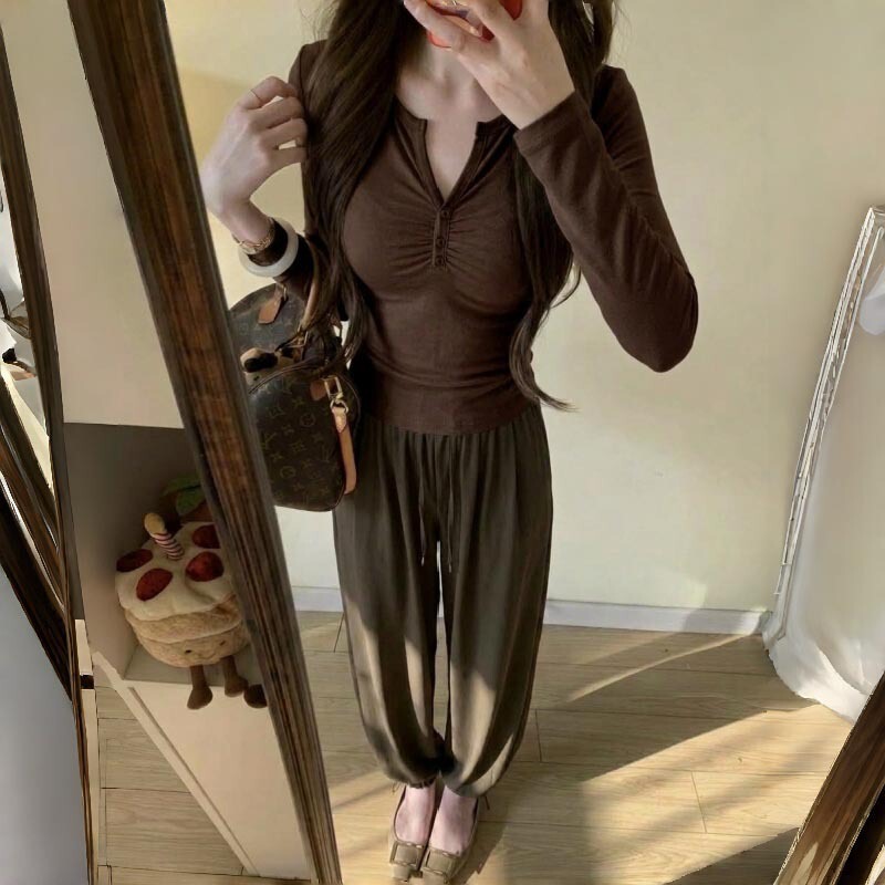 Brown retro sexy V-neck buttoned long-sleeve T-shirt for women, early autumn 2026, slim-fit base layer top Brown retro sexy V-neck buttoned long-sleeve T-shirt for women, early autumn 2026, slim-fit base layer top