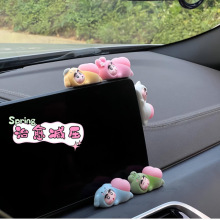 汽车仪表台装饰摆件高级可爱小新蜡笔车载内品创意毛绒减压中控屏