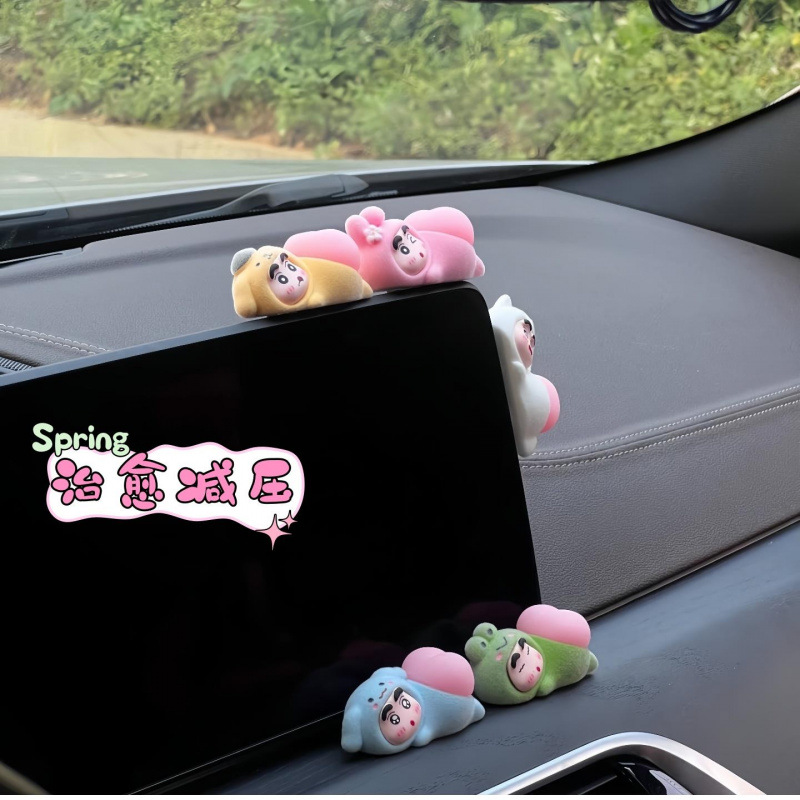 汽车仪表台装饰摆件高级可爱小新蜡笔车载内品创意毛绒减压中控屏