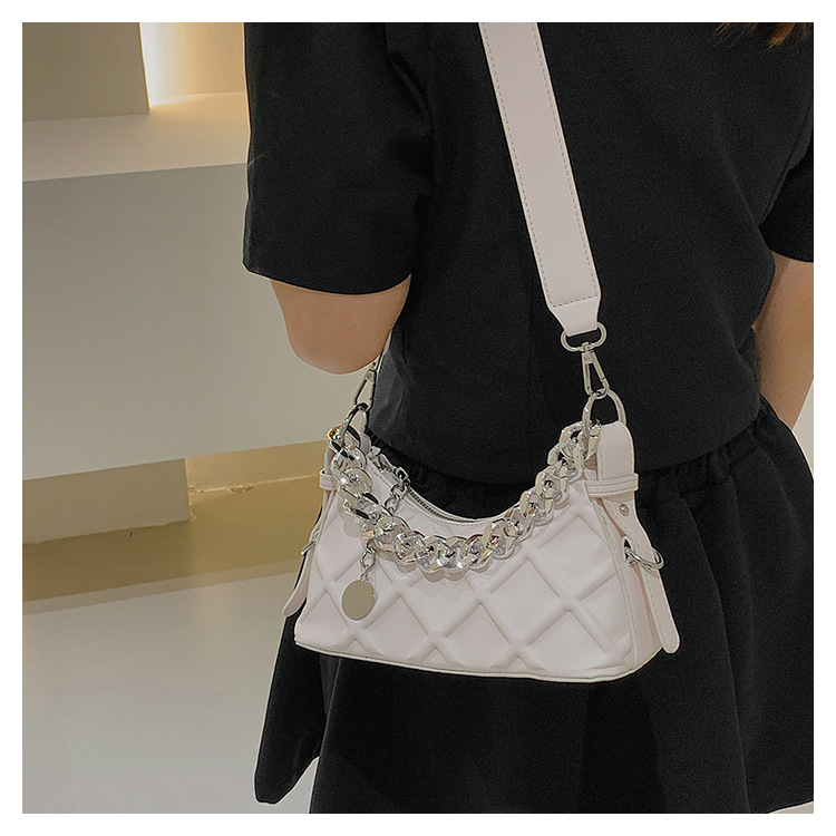 New Fashion Square Pendant Chain Wide Strap Pu Leather Shoulder Bag display picture 3