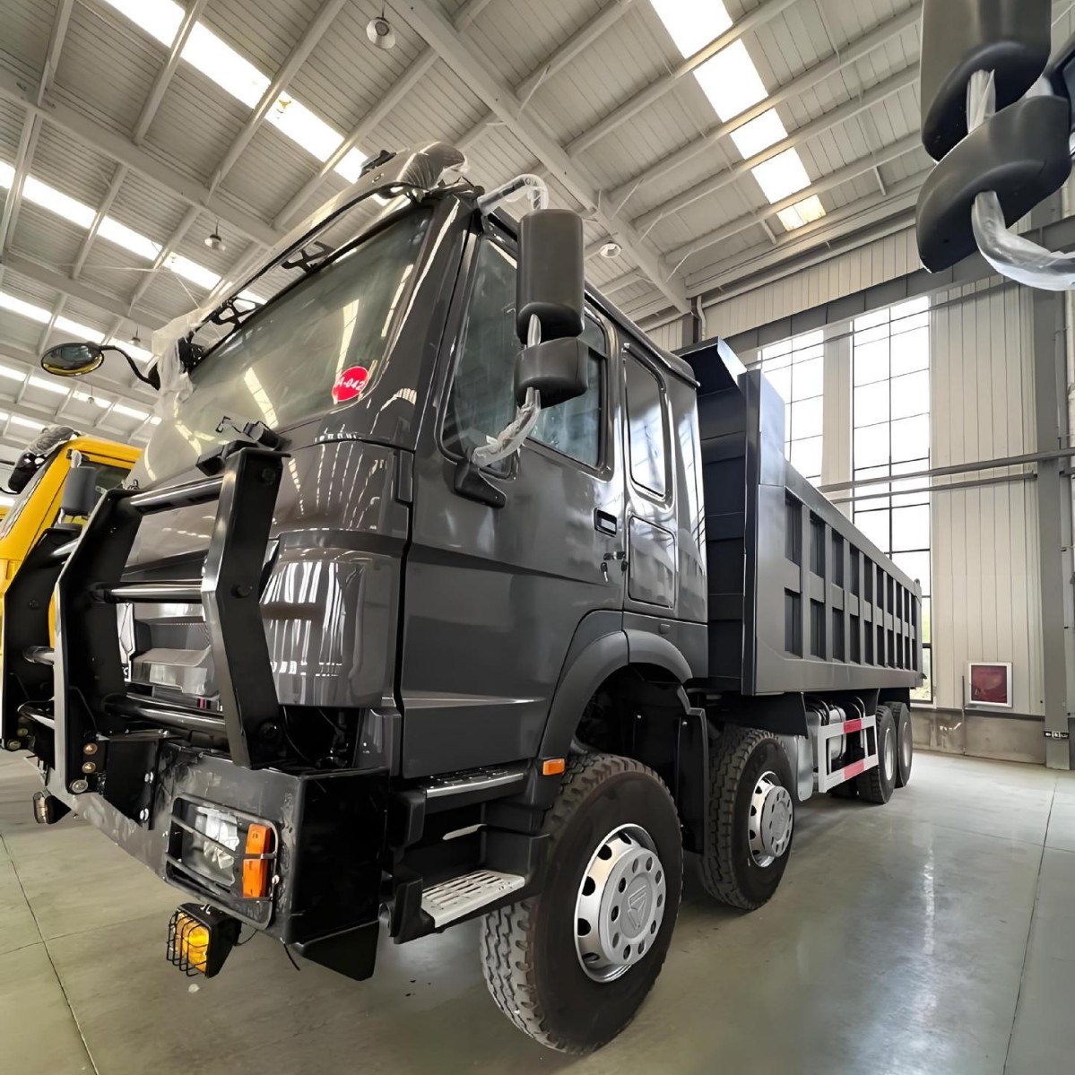 Foreign Trade Export Howo 8X4 Dump Truck with Reinforced Bumper Weichai Power Engineering Heavy-Duty Dump Truck