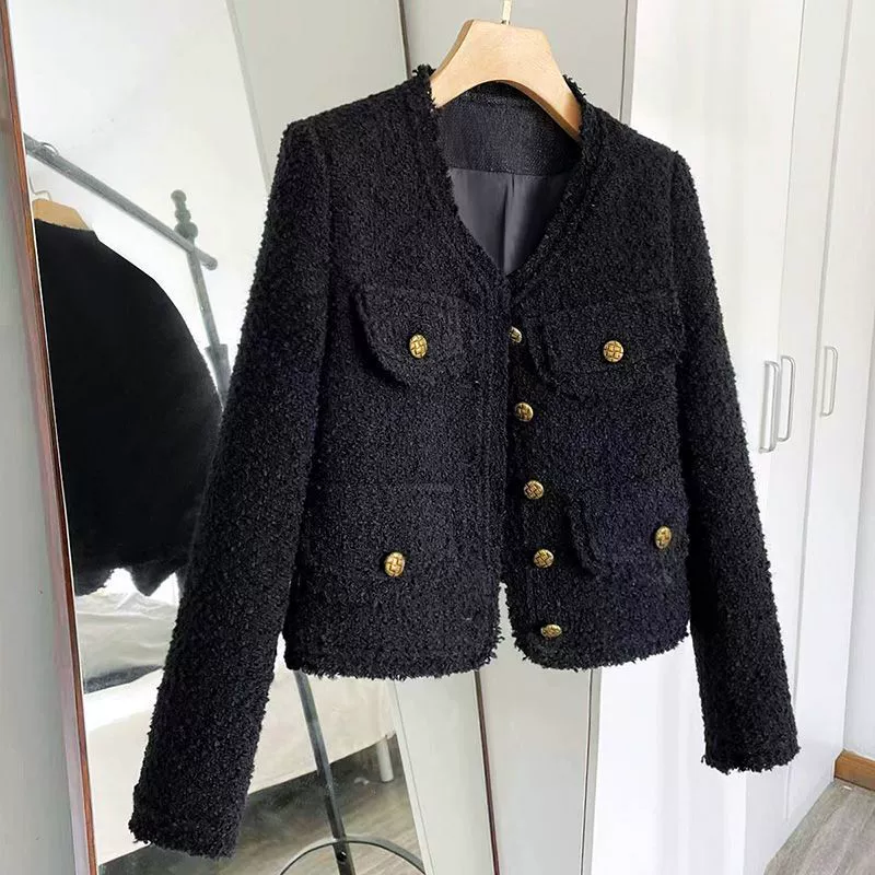 Черная короткая осенняя куртка, тонкий брендовый лонгслив, в стиле Chanel, городской стиль