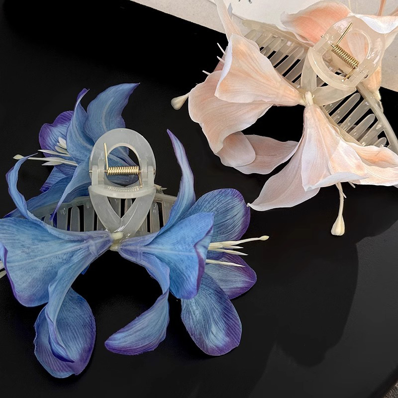 La atmósfera de la simulación estereoscópica de flores de lirio clip de cabello de mujer 2025 nuevo toque de cabeza de primavera rascar clip de pez