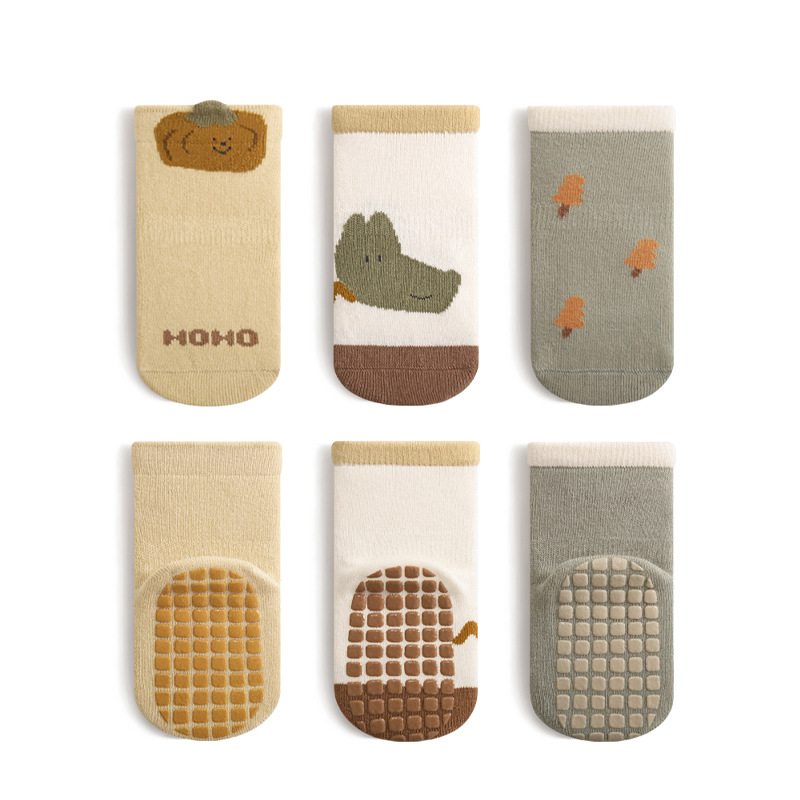 Calcetines de piso de bebé 2023 Otoño e Invierno Nuevo interior antideslizante pegamento de fondo completo niño lindo dibujos animados niños y niñas calcetines de media pantorrilla