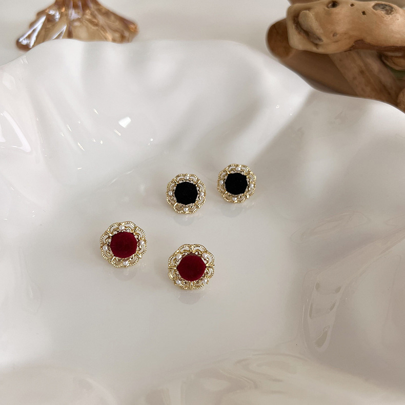 Boucles D&#39;oreilles En Velours Rouge Vin Vintage Style Palais Français Exquis Petites Boucles D&#39;oreilles display picture 2