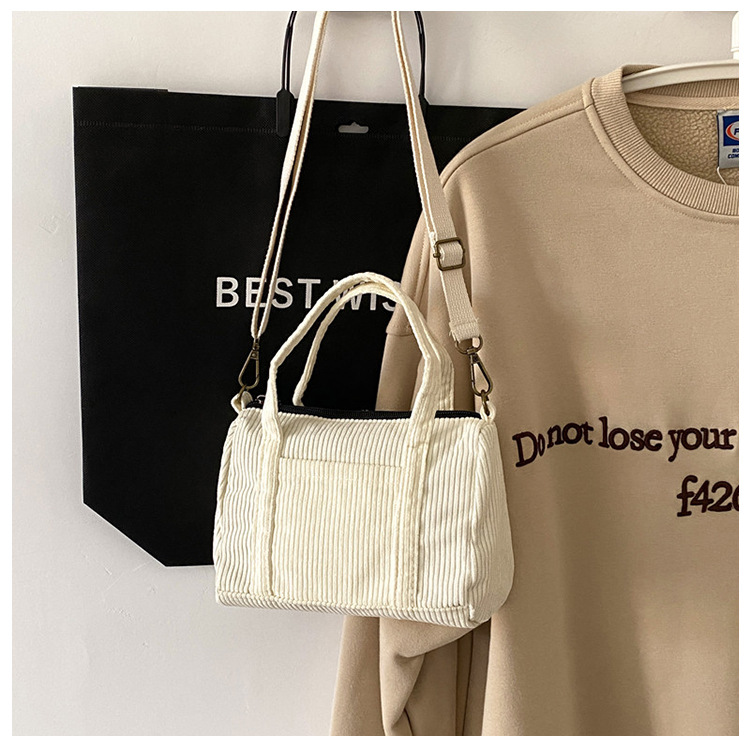 Women's Small Canvas Solid Color Basic Streetwear Cylindrical Zipper Shoulder Bag Handbag Crossbody Bag display picture 3