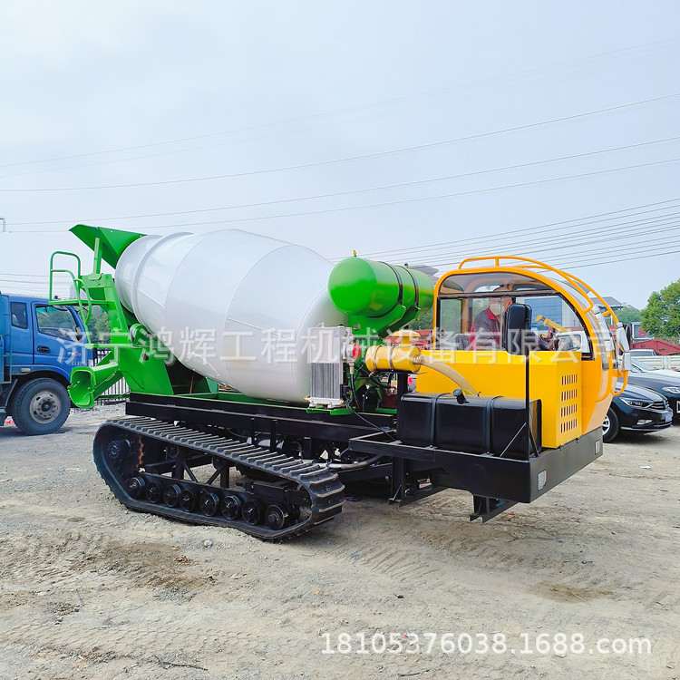 履带式建筑商混料罐车 2方强制搅拌罐装机 爬山虎自动液压式卸料