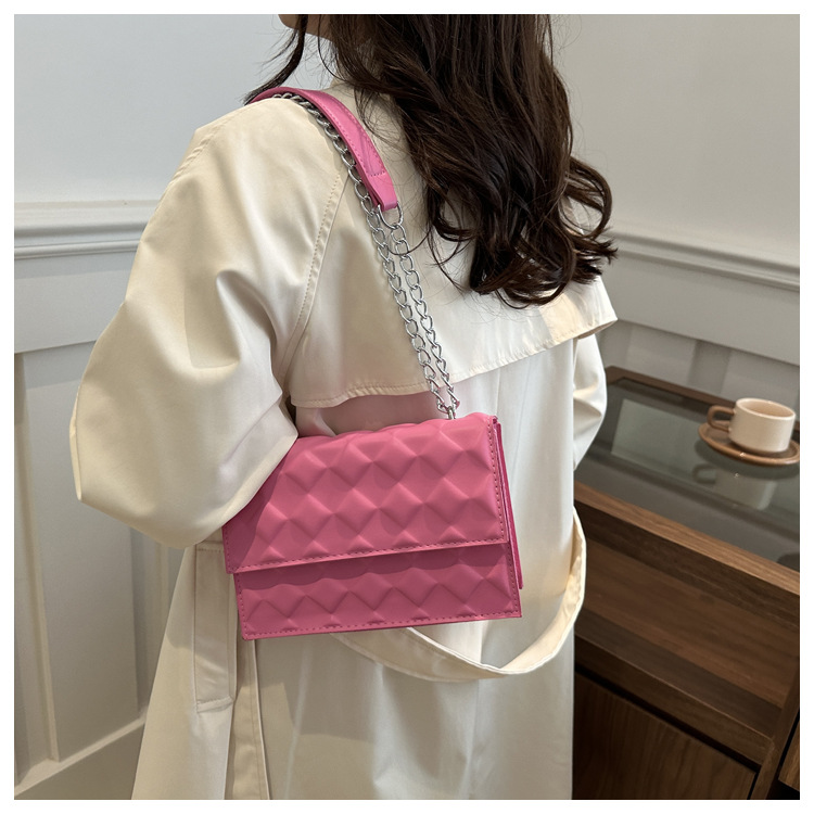 The 2024 autumn new embossed diamond-shaped single-shoulder crossbody bag with a chain design is a niche, fashionable, simple and retro small square bag undefined