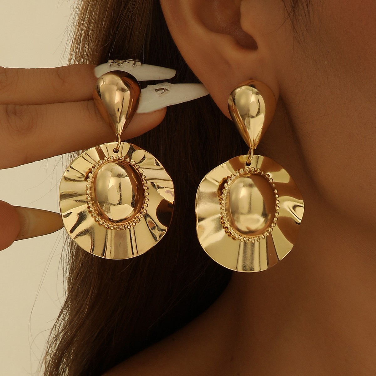 Pendientes exagerados transfronterizos en Europa y los Estados Unidos pendientes de alta sensación pendientes de moda estilo metálico, pendientes dorados y brillantes, conjuntos de joyas INS