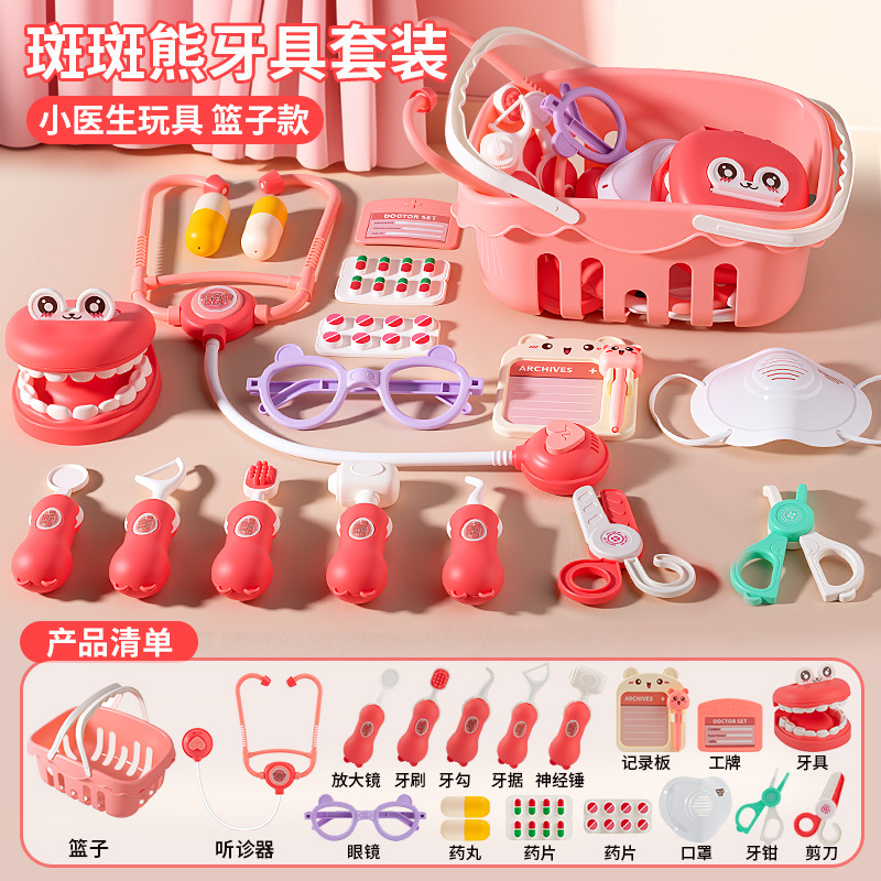 Un conjunto de juguetes para niños pequeños médicos, niños y niñas, juguetes dentales para bebés jugando con estetoscopio en casa