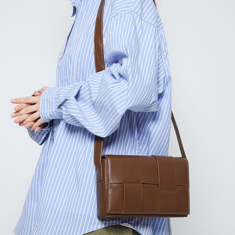 Bolso de hombro transfronterizo versátil para hombres 2023 nueva marca de moda pu bolsa de mensajero de moda para hombres y mujeres bandolera tejida pequeña bolsa