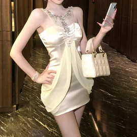 美貌尤怜中古法式连衣裙女2025冬季新款高级感露肩包臀裙拼接裙子