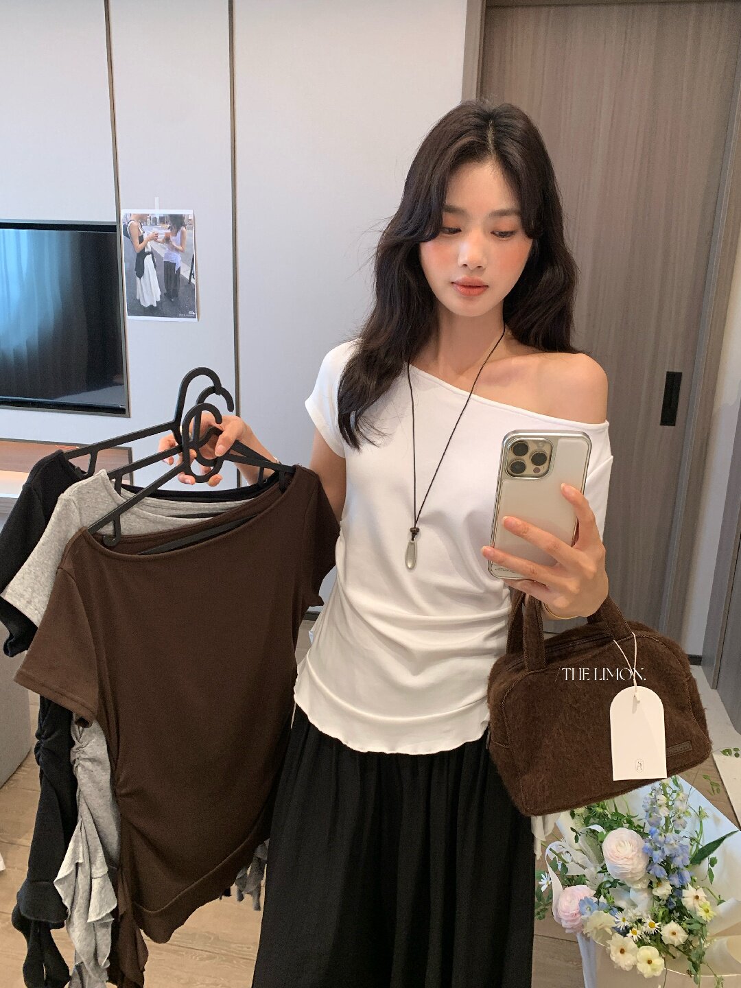 Áo thun nữ tay ngắn thiết kế lệch vai, dây rút eo, phong cách Hàn Quốc — màu đen, Màu cà phê, màu trắng, Xám hoa chi tiết 52