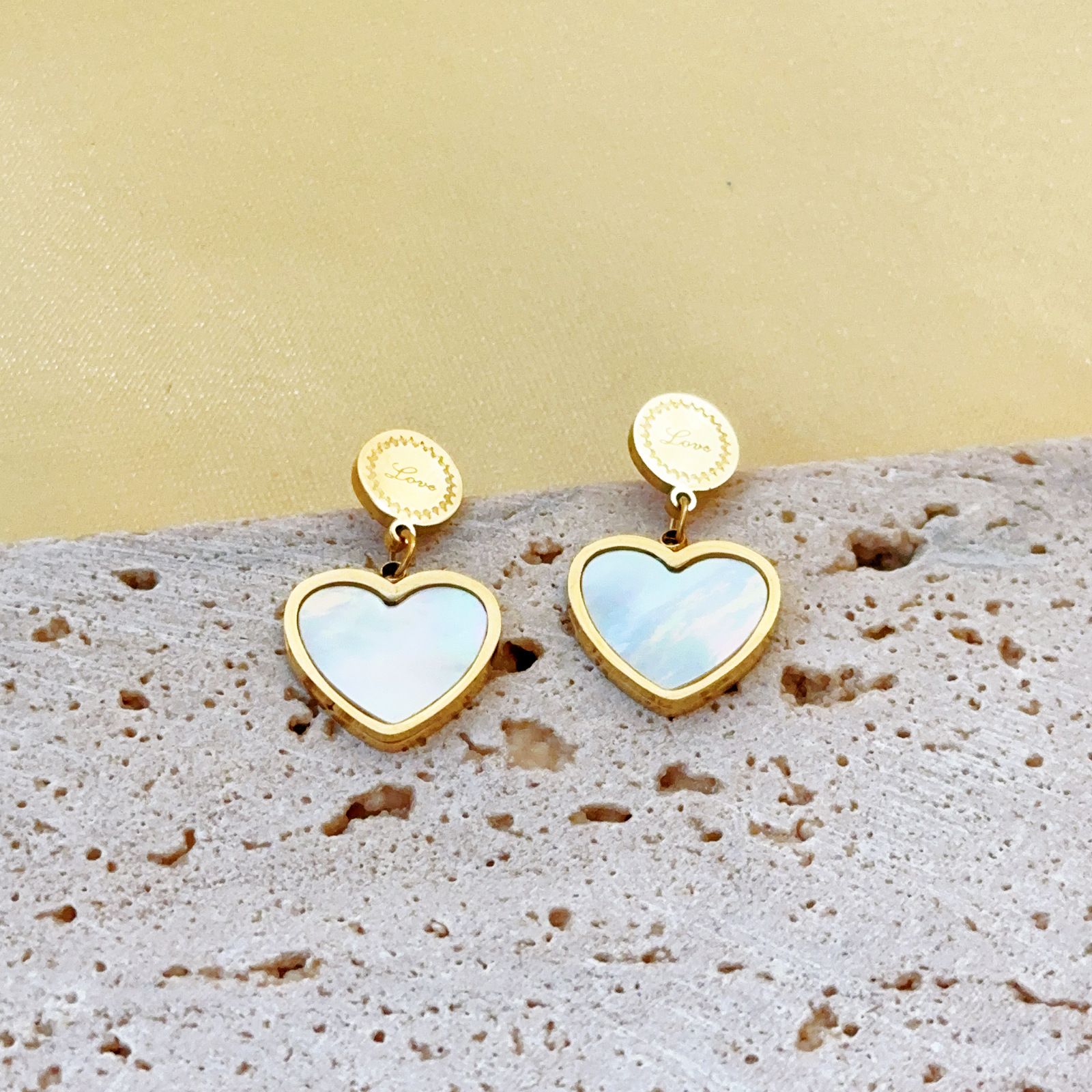 Acero de titanio pequeño simplista dulce amor pernos de orejas de temperamento dorado femenino nuevo estilo de diseño de nicho de viento frío