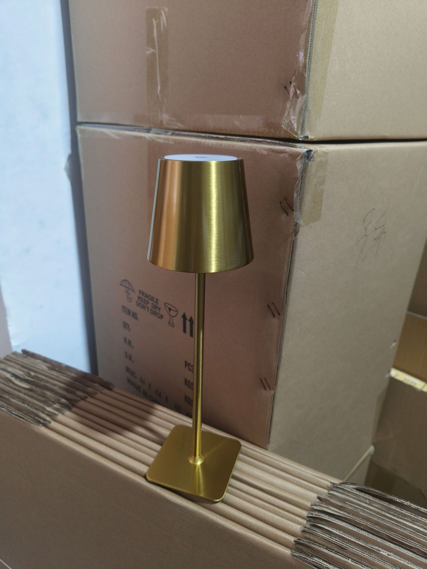 Lámpara de mesa de hierro de pie alto restaurante lámpara de mesa de carga al aire libre Poldina Amazon USB táctil tres colores luz Amazon