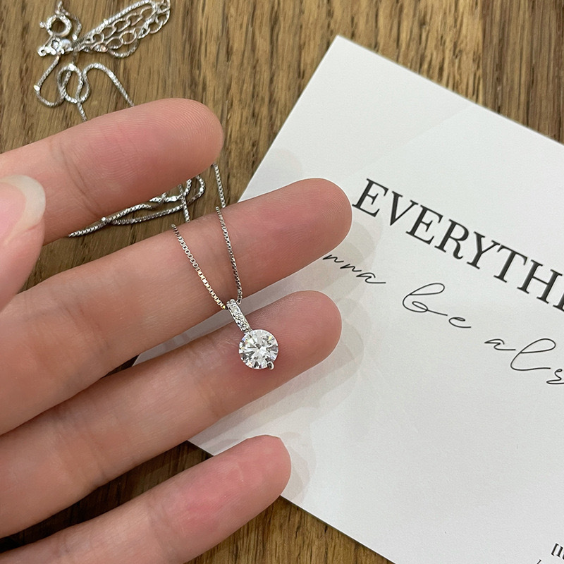 A Diamond Zircon Necklace for Women, Fashionable Accessible Luxury Niche Design Ins Cool Style Exquisite Super Flash Clavicle Chain