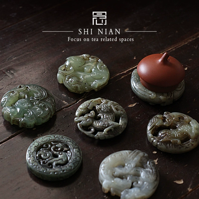 Антикварная нефритовая крышка для размещения нефритовых резных фигурок, канцелярских принадлежностей, чайной утвари, украшений и декоративных имитаций антикварных нефритовых подвесок.