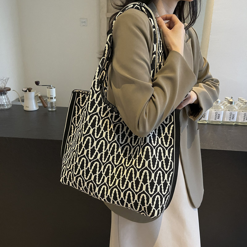 Knitted bags are fashionable and versatile. Knitted tote handbags are new large-capacity shopping bags for women. Single-shoulder bags are new for office workers Item Picture