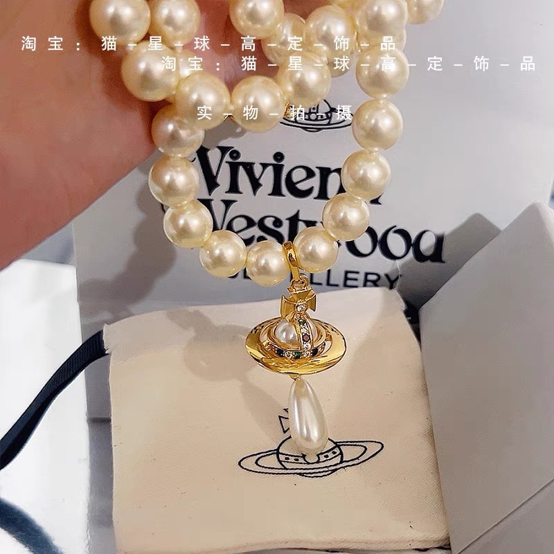 Golden necklace pearl with tassels