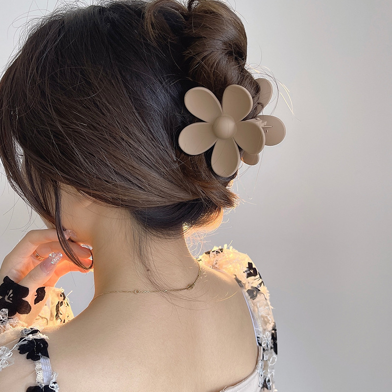 Otoño y invierno simple café de leche tiburón clip de cabello más agarrar clip de alta sensación detrás de la cabeza cabello adorno de cabello coreano agarrar cabello universal