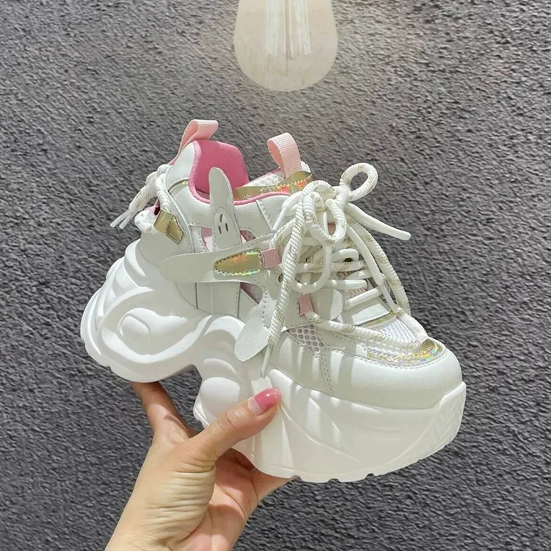 Женские летние кроссовки на платформе с высокой подошвой, дышащие, из сетчатого материала, белые, спортивные, 2025 года.