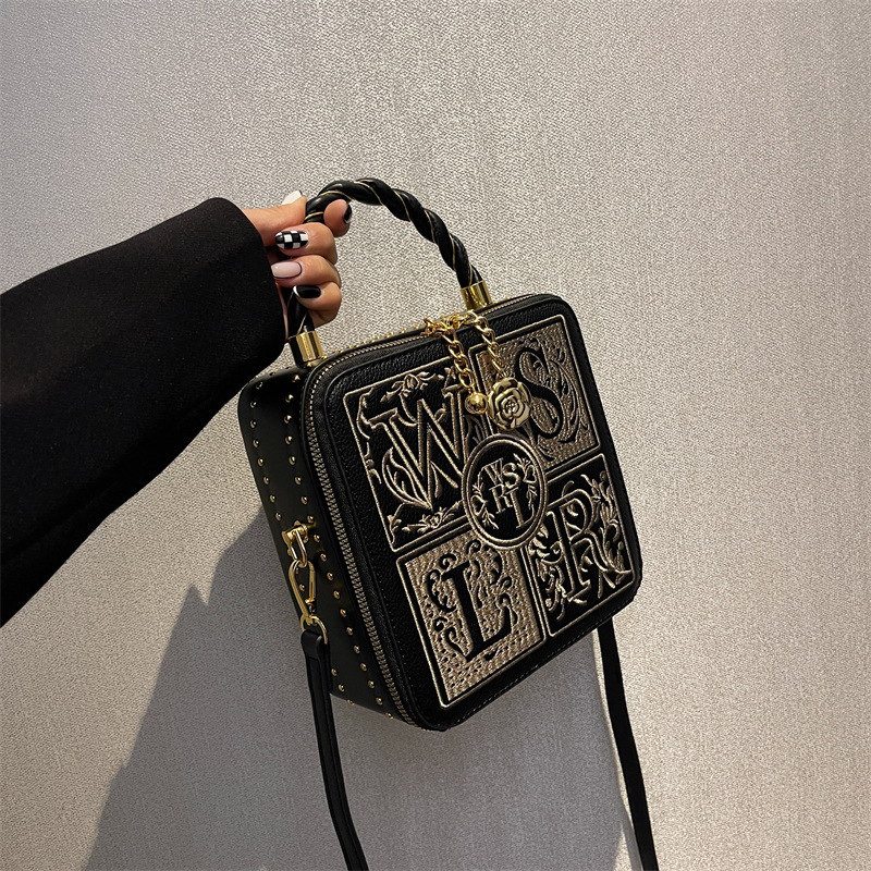 Eine neue hochwertige handgestickte kleine quadratische Tasche mit Nischendesign. Die Textur ist stilvoll und eine diagonale Cross-Box-Tasche mit einer Schulter_voghion.com