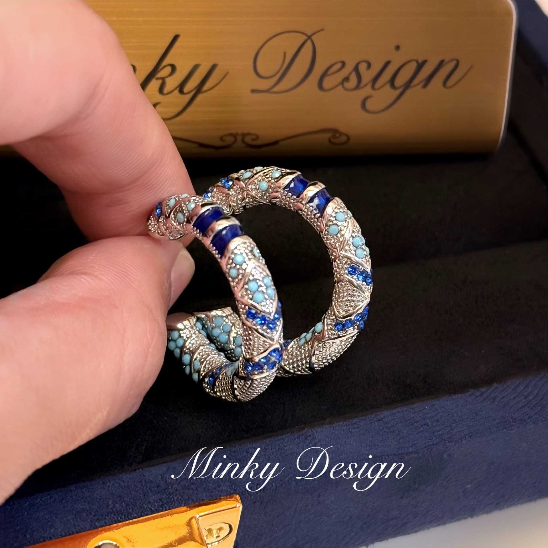 Retro estilo circón estriado hueco estilo aretes de lujo ligero aretes de aretes al por mayor