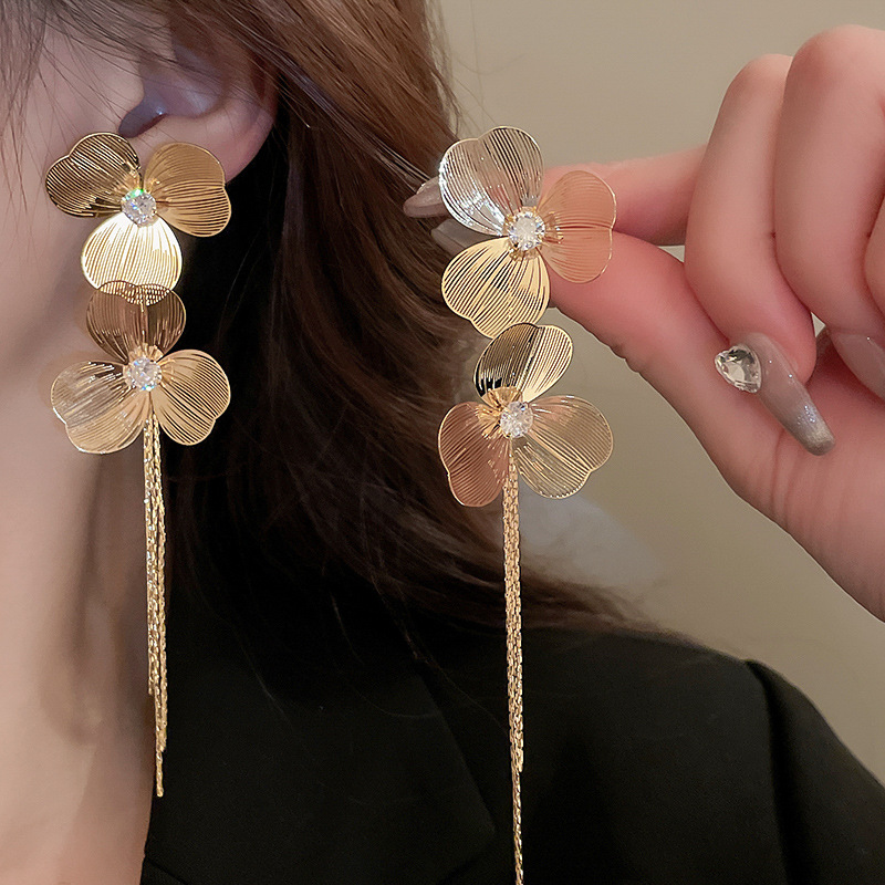 Echtgold galvanisierte Silbernadel-Blumenquasten-Ohrringe im übertriebenen Metallstil, Nischenohrringe im High-End-Design_voghion.com